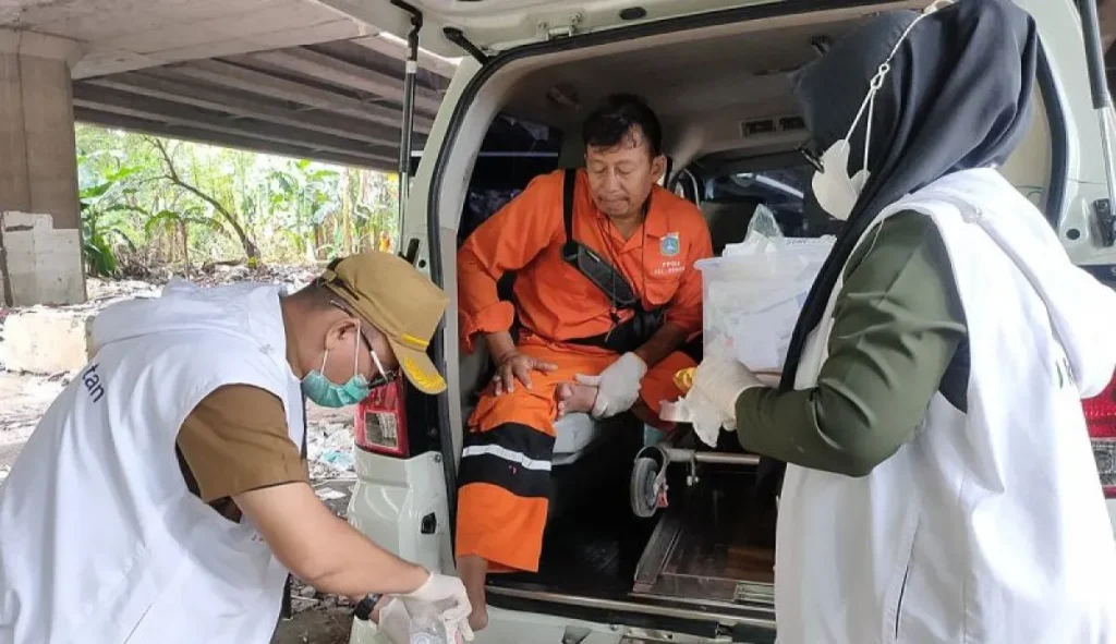 Pembersihan Kolong Tol Angke: 30 Petugas Terluka, Relokasi Warga Berlangsung