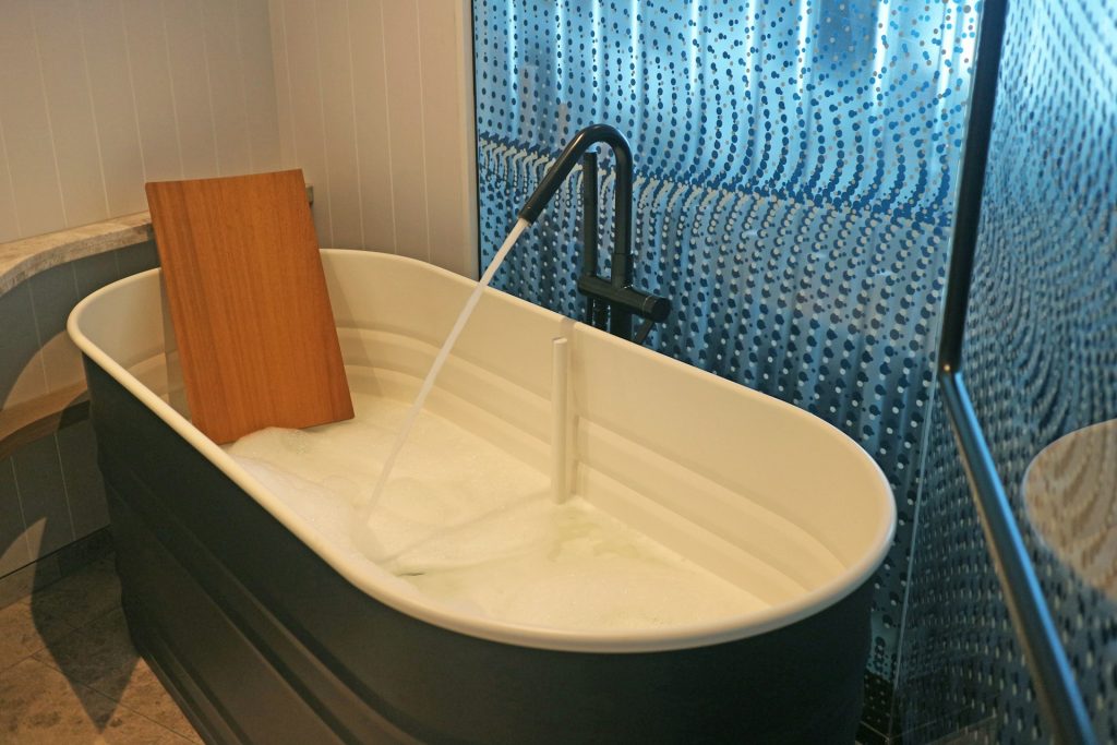 material bathtub