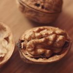 Tips membuka kacang kenari